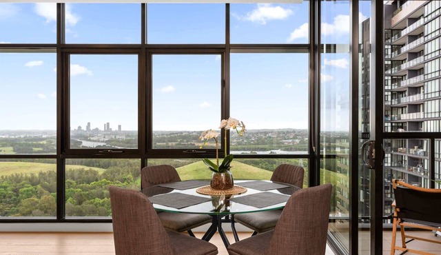 Chic 1-Bed with Pool by River, Ferry & Amenities