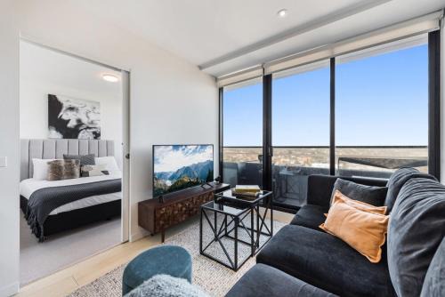 Chic 1-Bed with City Views, Parking, Gym & Pool