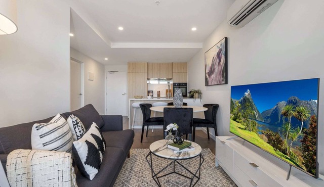 Chic 1-Bed with Parking, Gym, Pool & City Views