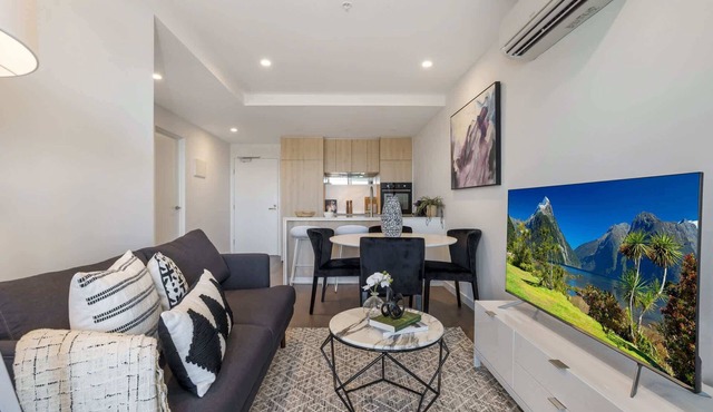 Chic 1-Bed with Parking, Gym, Pool & City Views