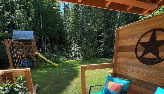 Chic 1 bedrm studio apt with kitchenette on Blue Sea Lake 200m from bike path