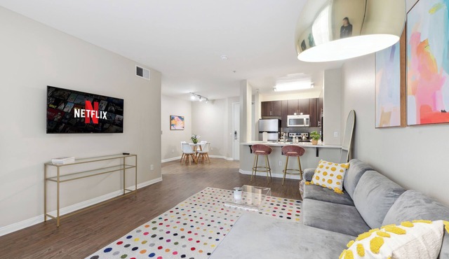 Chic 1-bedroom apt with pool, gym in Marina del Rey! Free parking!