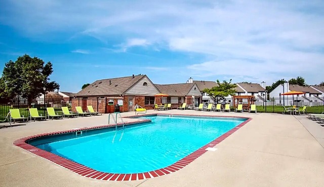 Chic 1-bedroom apartment with fitness room and AC in fabulous Indianapolis