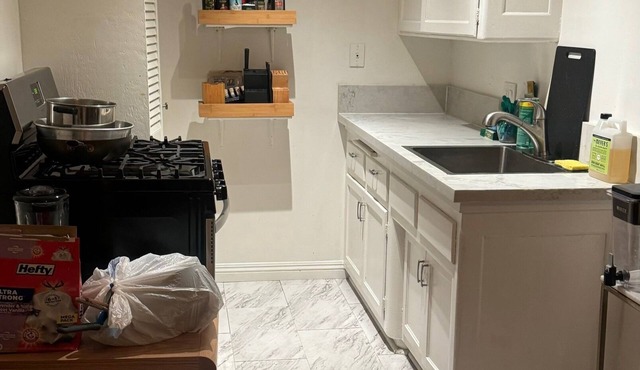 Chic 1-bedroom apartment in fabulous Century City with WiFi, AC