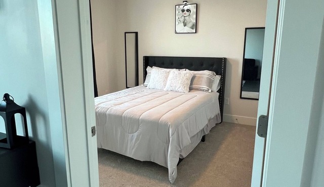 Chic 1-bedroom apartment City-View Luxe Stay 7 Mins to Mercedes-Benz