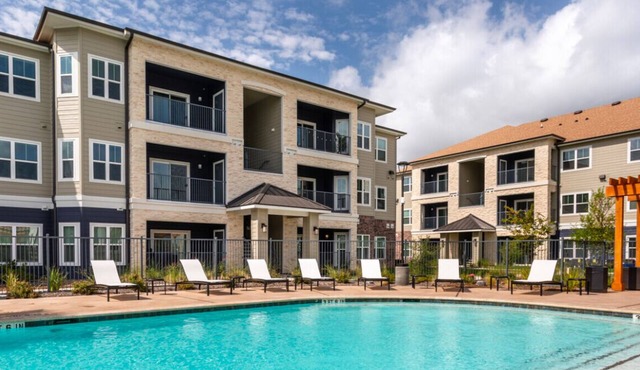 Chic 1-bedroom apartment with fitness room and WiFi in Baytown