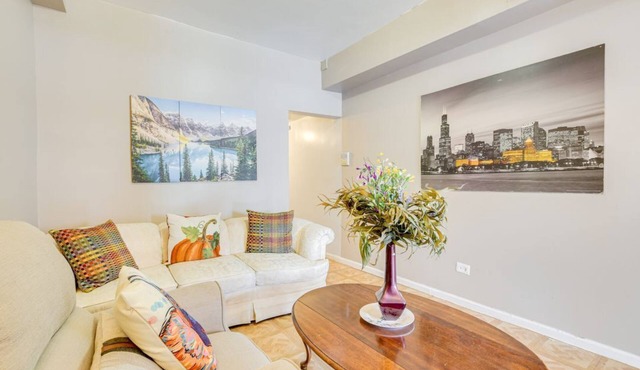Chic 1-bedroom apartment in fantastic Chicago with WiFi, AC