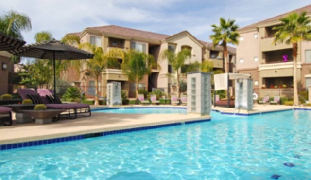 Chic 1-bedroom apartment in fabulous Phoenix with beautiful pool and BBQs