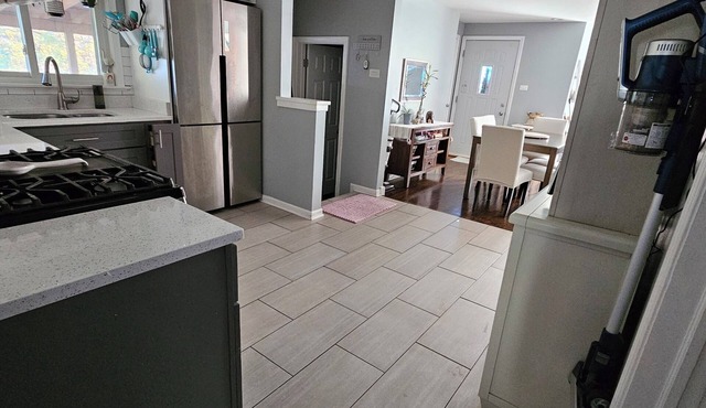 Chic 1-bedroom bungalow in fantastic Chicago with WiFi, AC