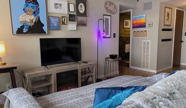 Chic 1-bedroom condo in brilliant Tulsa with AC, fitness room, WiFi, & security
