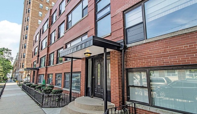 Chic 1-bedroom condo with AC, WiFi in superb Chicago