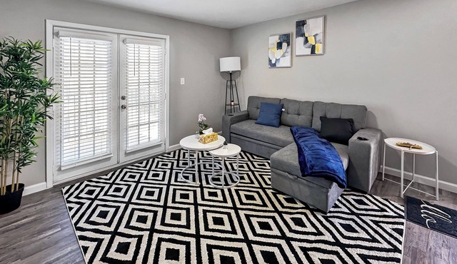 Chic 1-bedroom corporate apartment with WiFi, fitness room in cool Addison