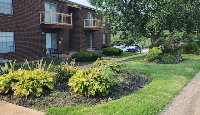 Chic 1-Bedroom near airport. Proceeds to STLCC Engineering Program Students