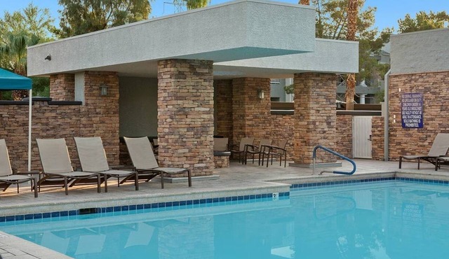Chic 1-bedroom resort with Pool & fitness room, Shuttle service to the Strip