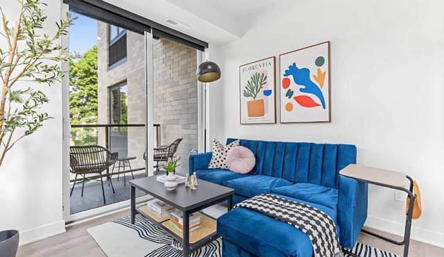 Chic 1-Bedroom Urban Retreat with WiFi and Fitness Center in Vibrant Kingfield