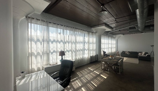 Chic 1-bedroom with high ceiling, open plan,in beautiful arts district