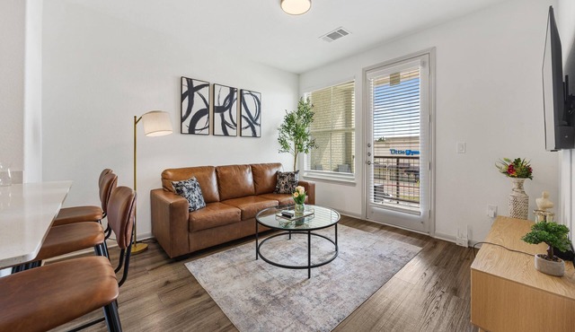 Chic 1-BR Haven w/King Bed, Sofa bed, Pool, Gym in Prime Frisco