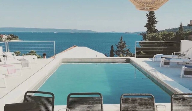 Chic 125m2 apartment in the villa with pool, close to the beach, sea view, 5km from Trogir