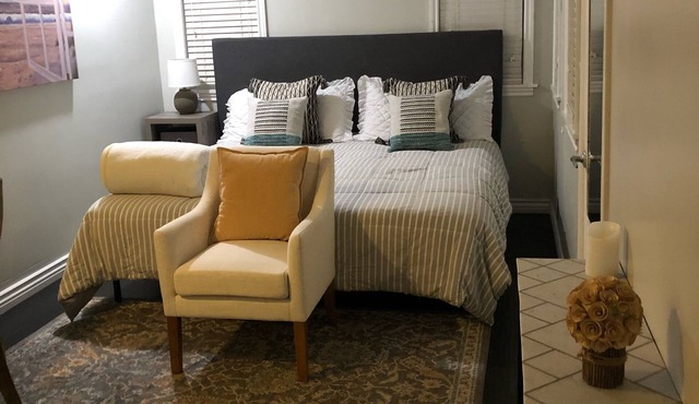 Chic 1Bedroom/bathroom with Private Entrance in Altadena/Share Home.