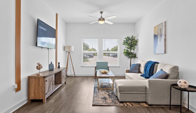 Chic 1BR Apt King Bed/Pool/Gym/Close 2 Beach