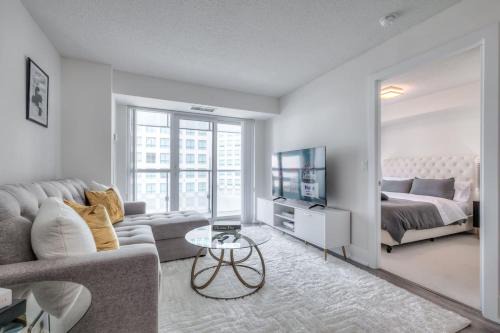 Chic 1BR Condo plus Balcony Near CN Tower and MTCC