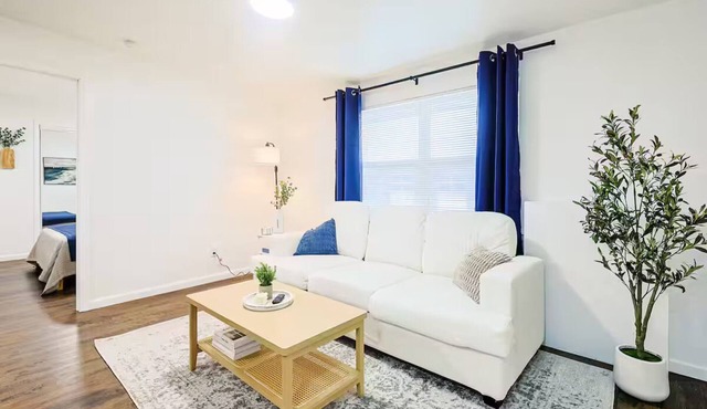 Chic 1BR Near University