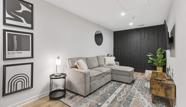 Chic 1BR Oasis: Ideal Retreat near Six Flags