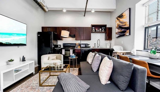 Chic 1BR Parking, Rooftop Near Arrowhd & TMobile