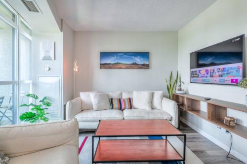 Chic 1BR plus Den Condo with Fast WiFi and Free Parking