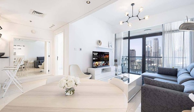Chic 1BR with Stunning Lake Views