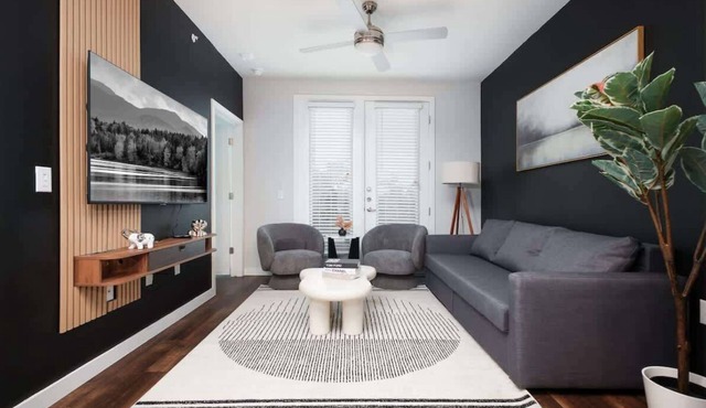 Chic 1BR w/Gym & Parking Near Rvrwalk & Dome