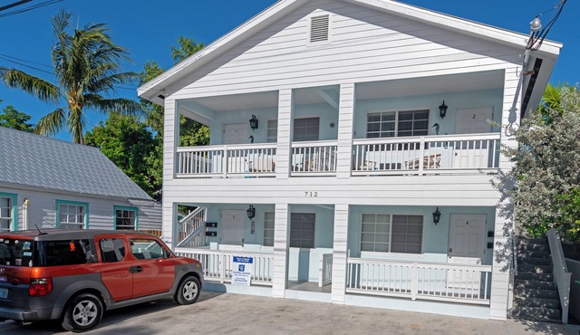 Chic 1BR wonderful porches, heart of Old Town Key West. Total renovation.