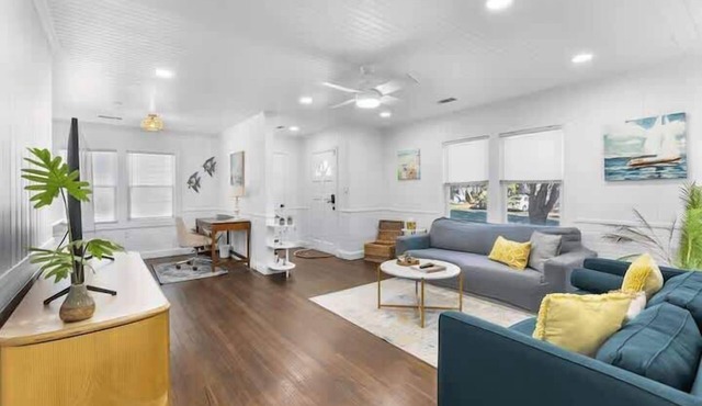 Chic 2/2 Cottage Near Downtown & Beaches