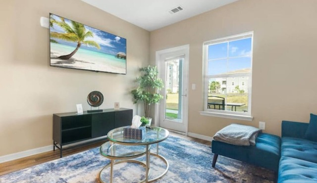 Chic 2 BD/2 BA Condo: Serene Escape in Melbourne