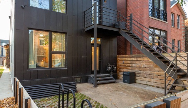 Chic 2-Bed, 2-Bath Flat, Courtyard & Fire Pit in Ukrainian Village, Chicago!