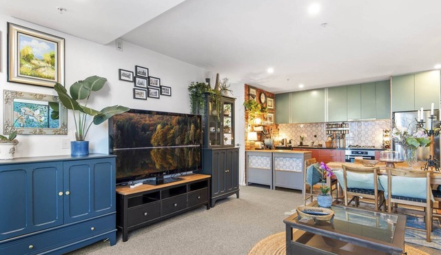 Chic 2-Bed Apartment with Balcony in Southbank