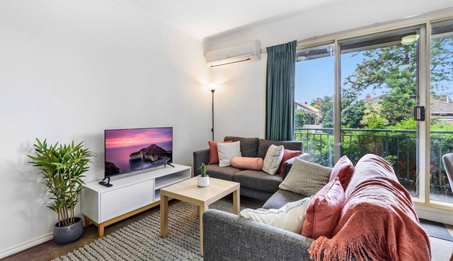 Chic 2-Bed Apartment near Albert Park