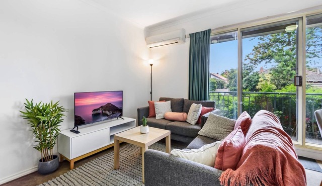Chic 2-Bed Apartment near Albert Park & Chapel St