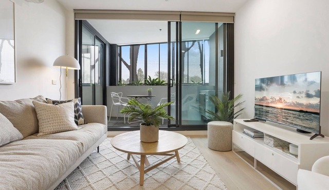 Chic 2-Bed Apartment with Undercover Parking