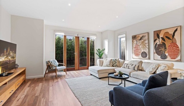 Chic 2-Bed Home By Bustling Shops