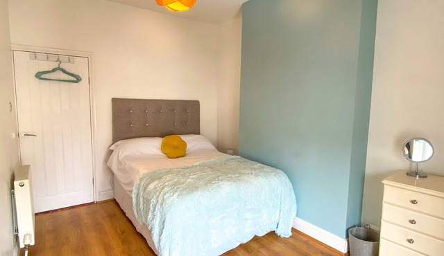 Chic 2-Bed Llandudno Apartment Near Beach & Attractions - sleeps 4 guests in 2 bedrooms