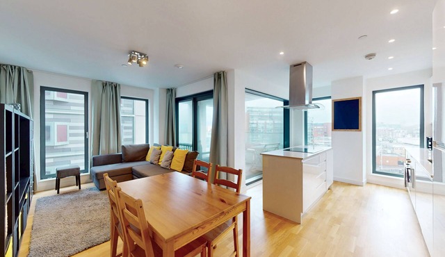 Chic 2-Bed London Flat with Balcony Near Stratford Station