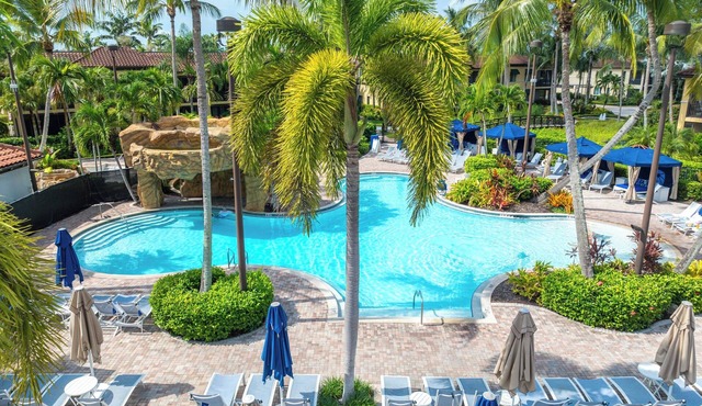 Chic 2 bed resort, 3 pools, lazyriver, walk to 5th Ave restaurants in fab Naples