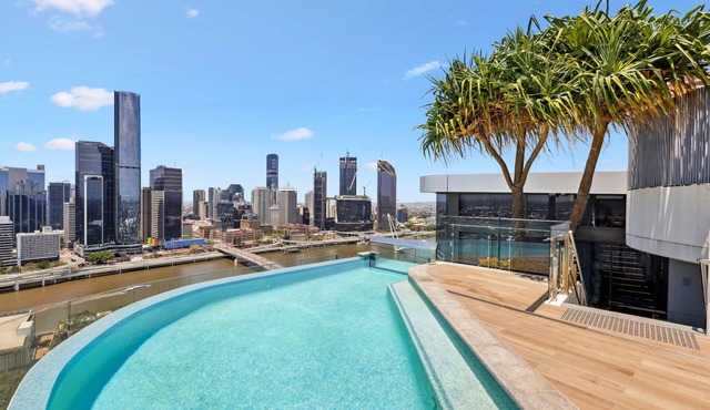 Chic 2-Bed with Rooftop Pool Overlooking the City