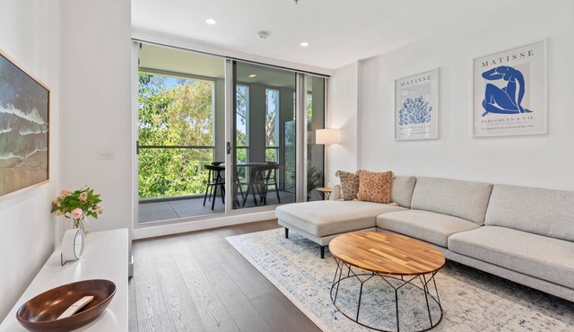 Chic 2-Bed with Free Parking in South Yarra