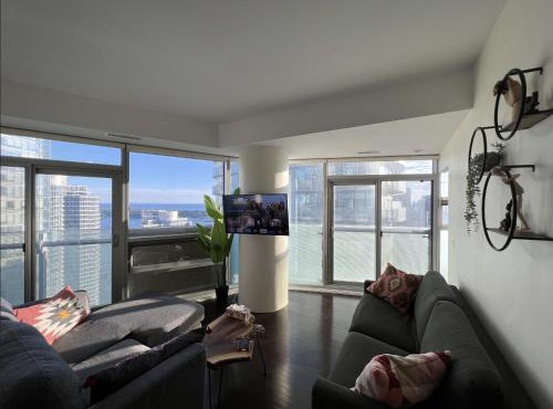 Chic 2 Bedroom 2 Bathroom Panoramic CN Tower Views Condo With Free Parking