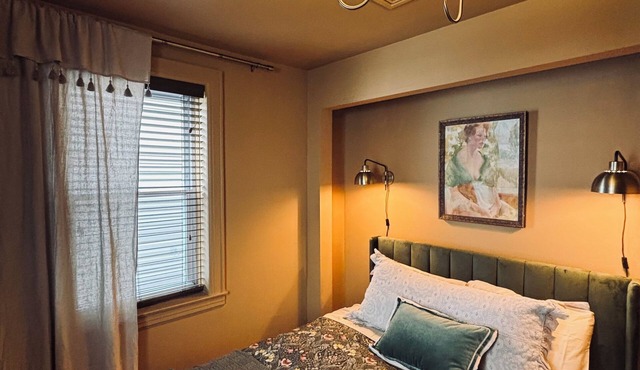 Chic 2-bedroom apartment in the Downtown of Jersey City. 8 min to the NYC train