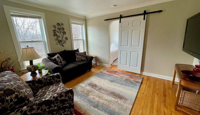 Chic 2-bedroom apartment in great Minneapolis neighborhood & luxury gym access