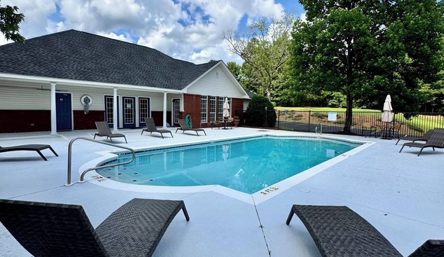 Chic 2-bedroom apartment with fitness room and Pool in welcoming Greenville