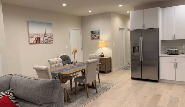 Chic 2-Bedroom apartment-Private Entrance & Wi-Fi